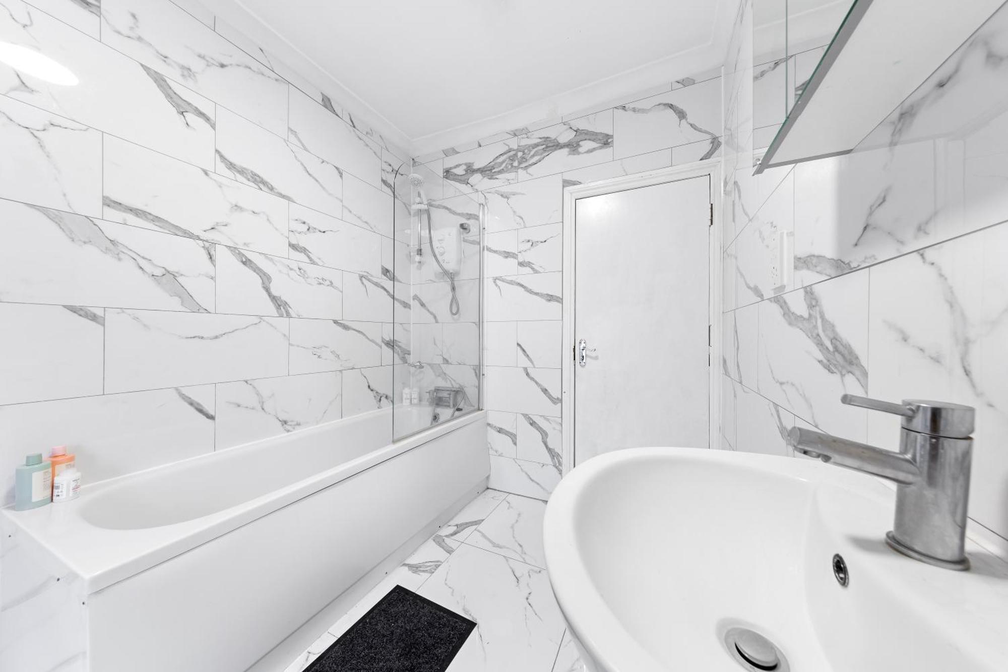 Chic Private Bedroom In Near Tube - Bedroom1 * Londen