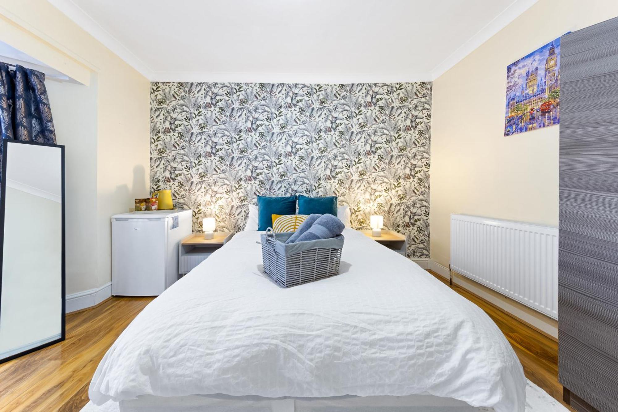 Chic Private Bedroom In Near Tube - Bedroom1 Londen